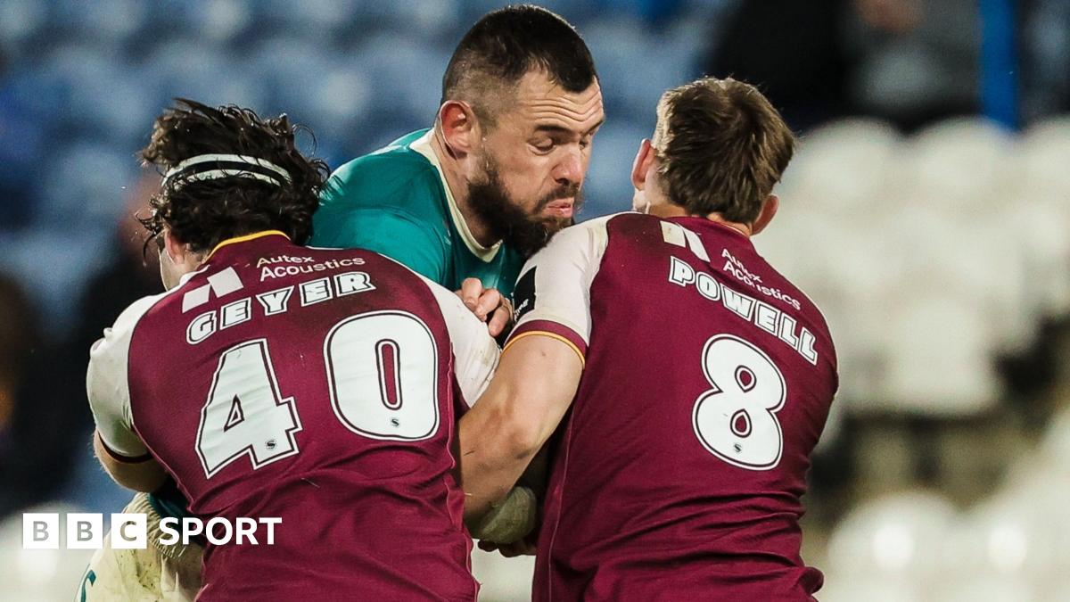 Super League: Huddersfield Giants 18-26 St Helens – Saints go top of table