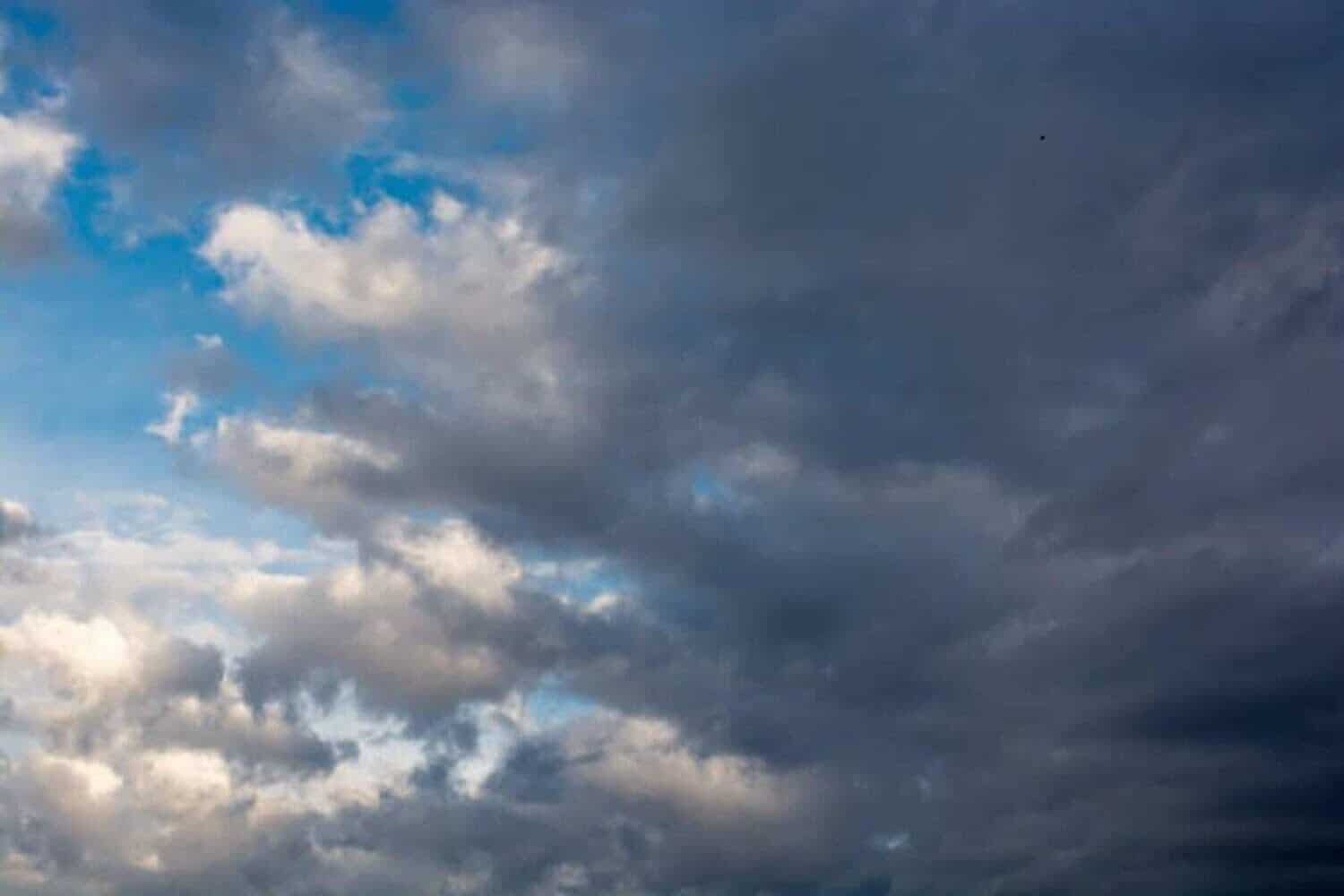 Foggy mornings and isolated rain forecast in several provinces on Sunday