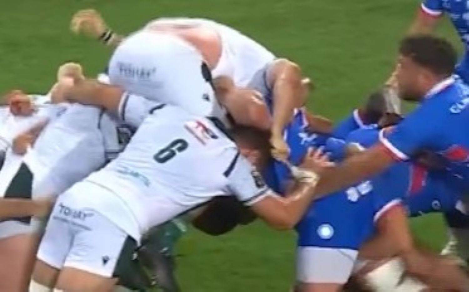 Watch: Montpellier scrum pops Pau prop
