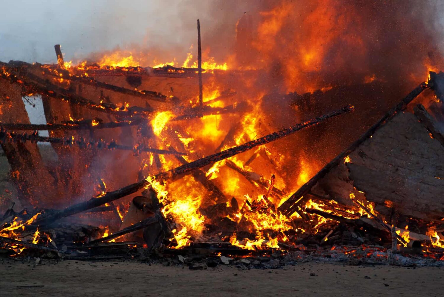 Second blaze in days leaves over 100 shacks destroyed at Plastic View informal settlement [VIDEO]