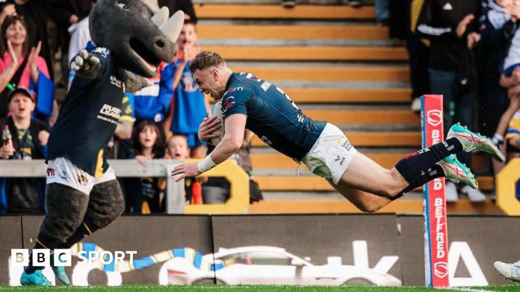 Super League: Leeds Rhinos 52-0 Huddersfield Giants