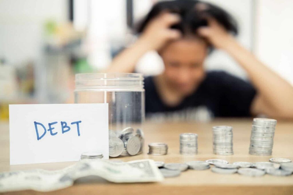 Outstanding loans surge to R2.7 trillion as South Africans open 875 000 loans in 3 months